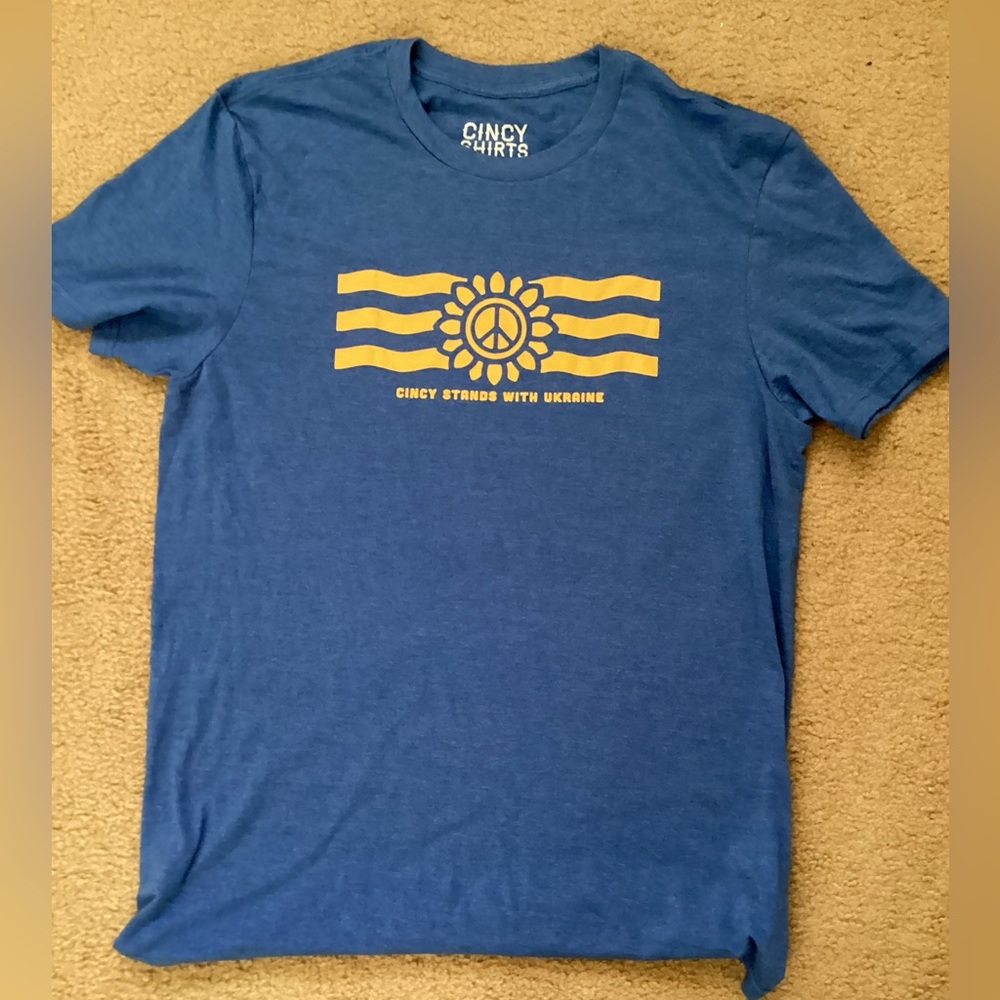 NWOT Cincy Stands With Ukraine T-shirt Size L - Picture 2 of 3